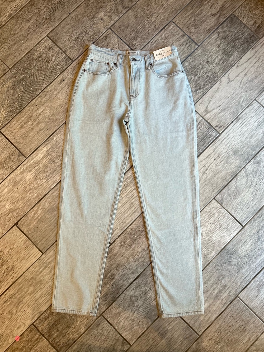 NWT- Abercrombie & Fitch Tapered Loose Low- Rise Jeans, Women’s Size 26 2R